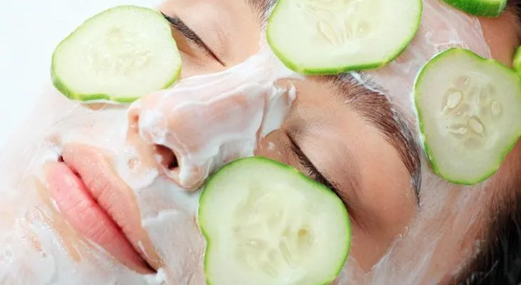 Blanquear manchas frotando estos alimentos en la cara