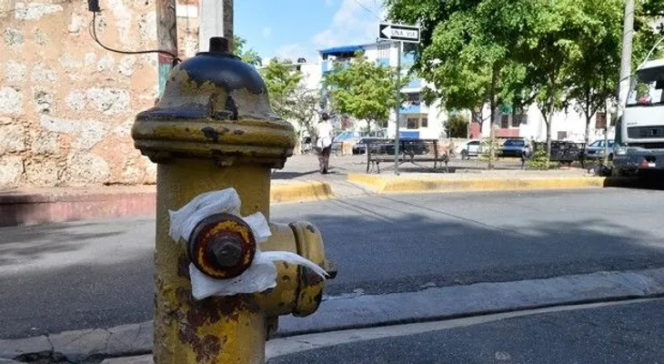 Comunidad dice está cansada de tapar hidrante