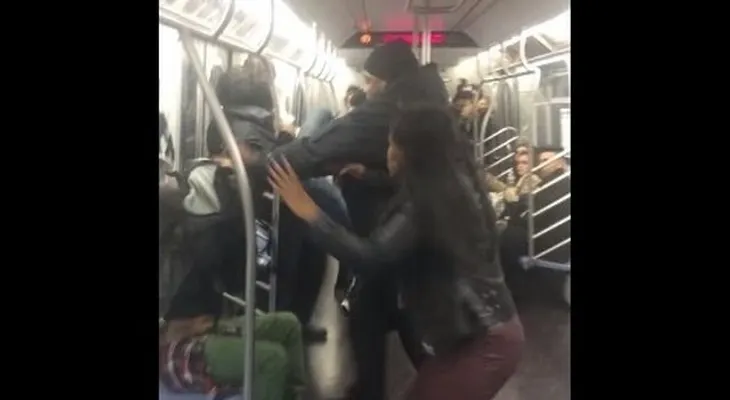 Lenguaje vulgar: Mujeres y hombres se caen a golpes en tren 