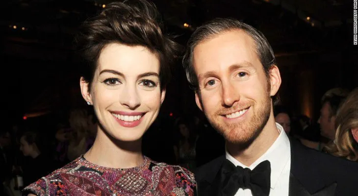 Anne Hathaway confirma su embarazo... y le gana a los paparazzi