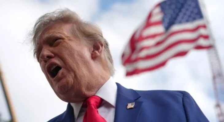 Aprobación de Trump cae a 33% a dos semanas de las legislativas, según encuesta