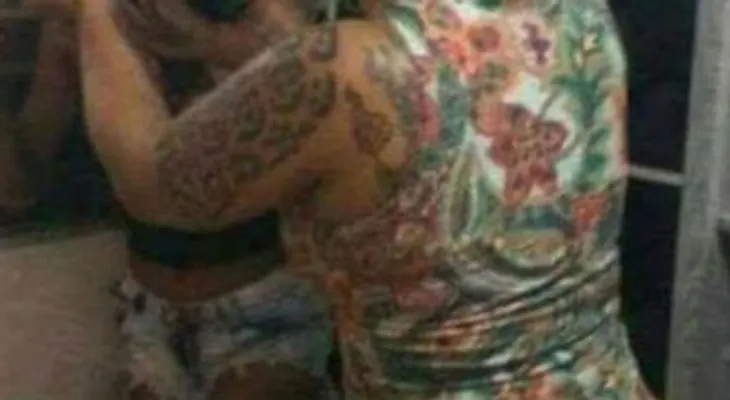 Atrapó a su marido con su amante, le cortó el pelo y la paseó desnuda por la calle