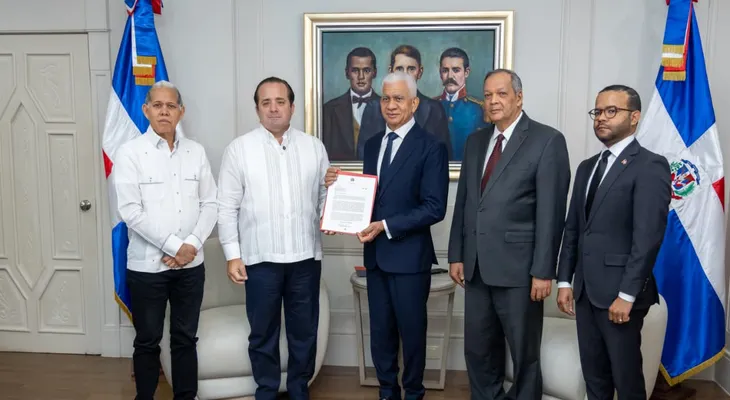 Presidente del Senado, Ricardo de los Santos recibe del Poder Ejecutivo anteproyecto ley Plan de Ordenamiento Territorial