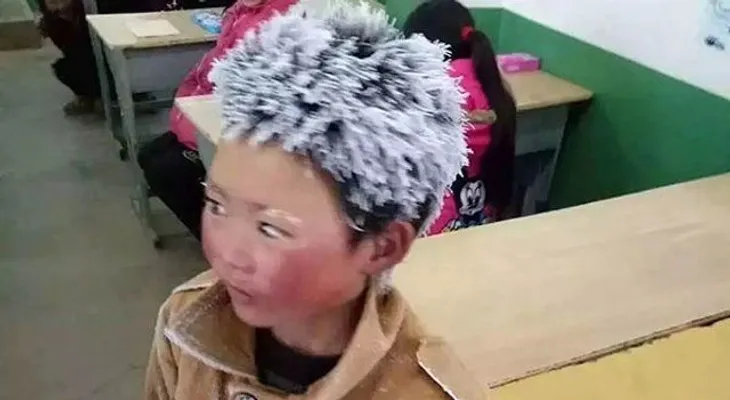 Niño llega con el pelo congelado y al maestro se le rompe el corazón al descubrir el porqué