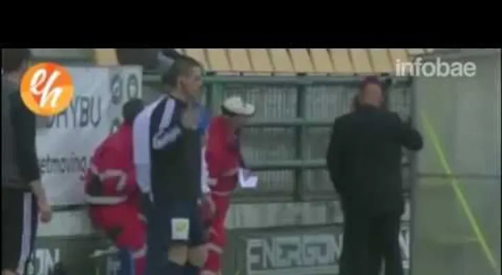 Su borrachera era tan grande que tuvo que ser sacado del partido (VIDEO)