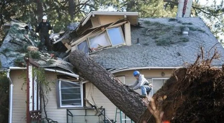 Tormentas dejan sin luz a miles de personas en Washington