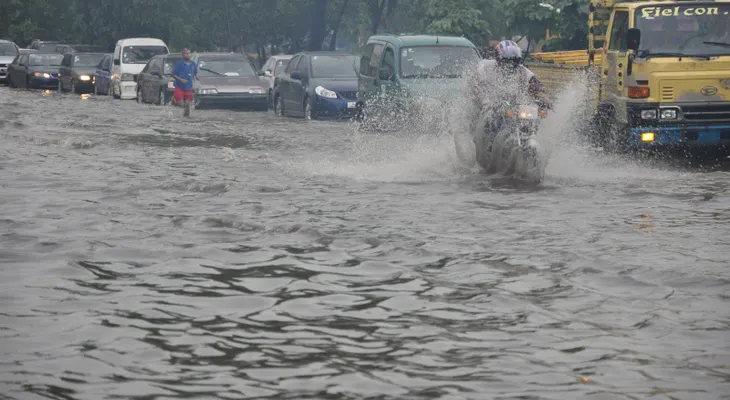 Pronostican aguaceros este jueves por vaguada; Meteorología mantiene alertas por inundaciones