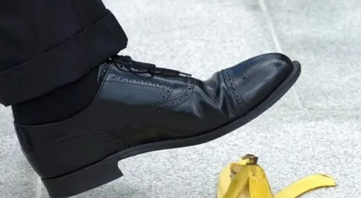Zapatos, carteras y guantes brillantes con cáscara de banana