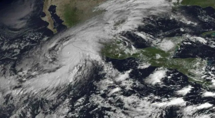 Sandra se convierte en huracán de categoría 2 en el Pacífico
