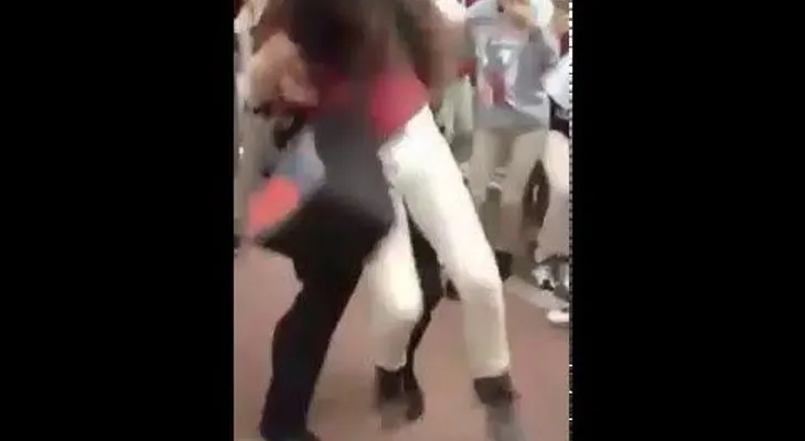 Impactante video: Un policía de Texas reduce a una niña con una llave demoledora