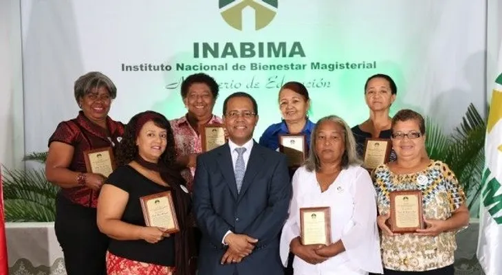 Entregan RD$74 millones a 273 docentes jubilados del Ministerio de Educación