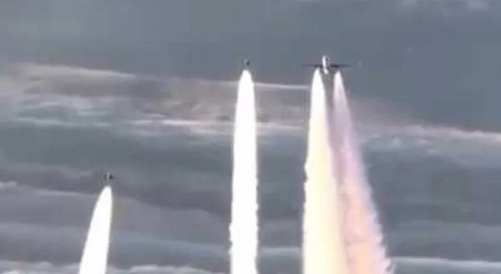 El increíble momento en que dos cazas alemanes interceptan un avión de pasajeros indio (VIDEO)