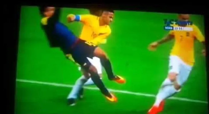 La dura patada de Neymar que causó trifulca con colombianos (VIDEO)