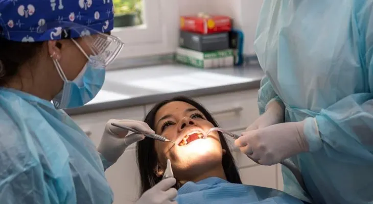 Investigadores desentrañan cómo la periodontitis puede causar demencia