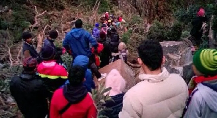 En Malasia apresan a 4 por desnudarse en cumbre antes de sismo 