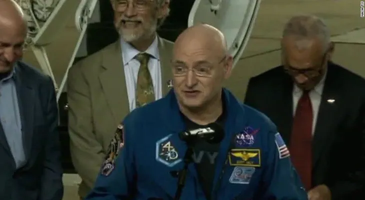 Abrazos, cerveza y pastel de manzana para Scott Kelly tras un año en el espacio