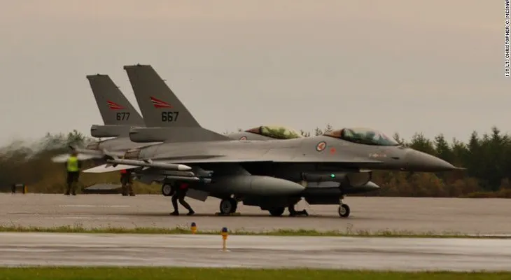 Avión de combate F-16 le dispara a una torre de control... por error