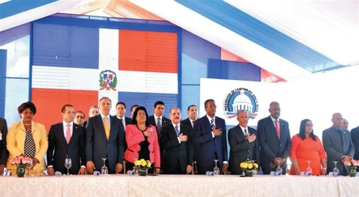 Presidente encabeza entrega de mercado de El Almirante