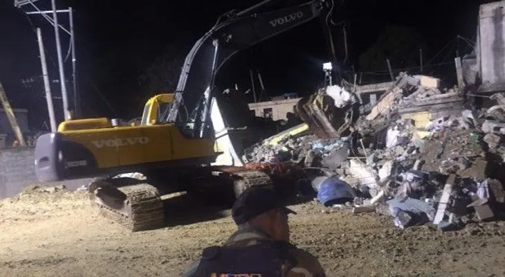 Equipos de Obras Públicas remueven escombros tras explosión envasadora de gas