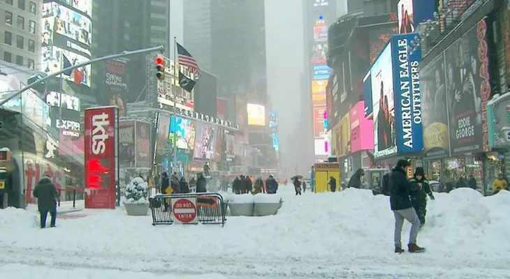 Tormenta récord deja al noreste de EE.UU. sepultado bajo la nieve