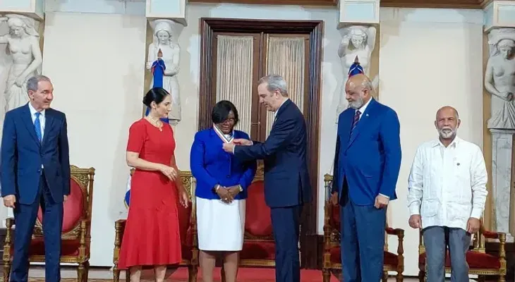 Presidente Abinader reconoce a 14 maestros