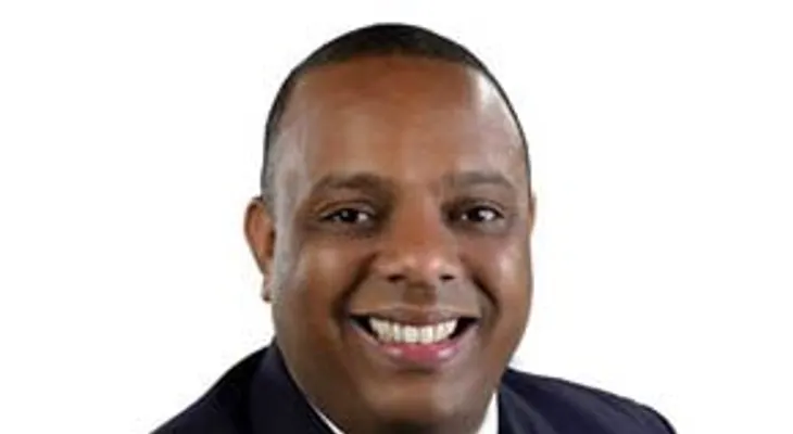 Luis Henríquez aspirante a diputado por el PLD lanza bolitas para hacer moñitos a niña  en plena caravana en Santo Domingo Este.