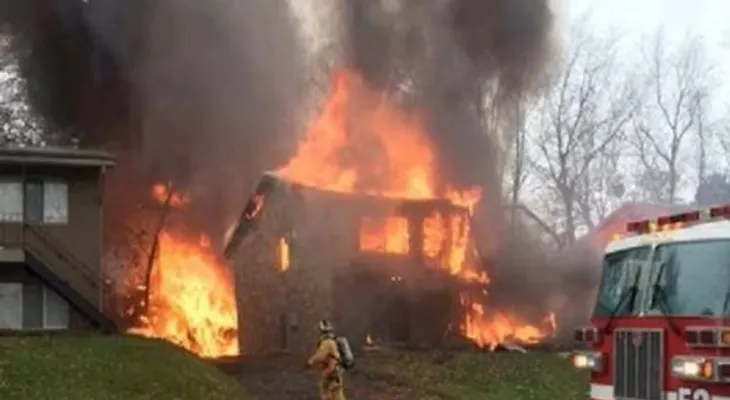 Un avión choca contra un edificio de apartamentos en Akron, Ohio