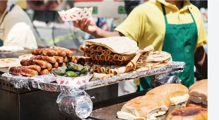 Comer en la calle: una costumbre que puede afectar la salud y el bolsillo