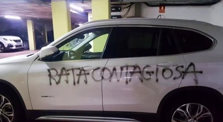 El vergonzoso grafiti que pintaron a una doctora en su auto