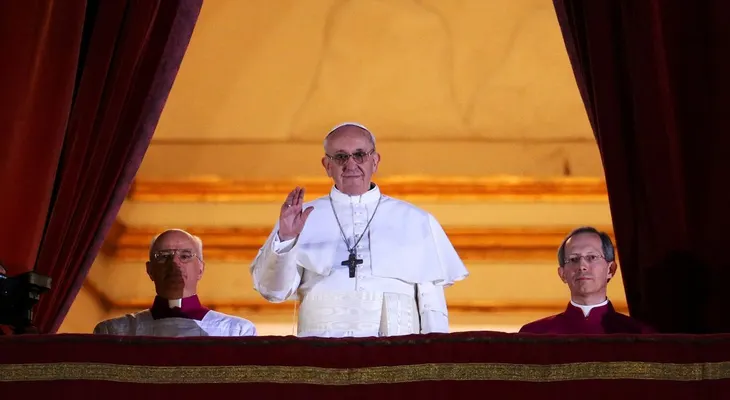 Revelan un manuscrito del discurso que dio Francisco para convertirse en Papa