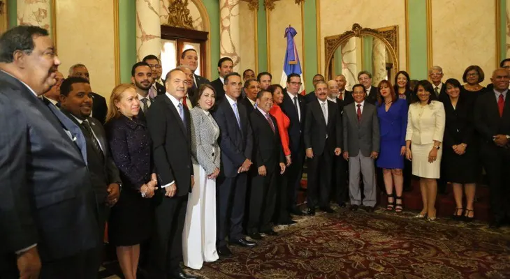 Presidente juramenta 41 nuevos funcionarios