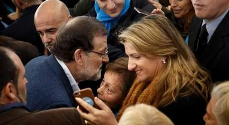 Adolescente abofetea a presidente de España durante acto de campaña