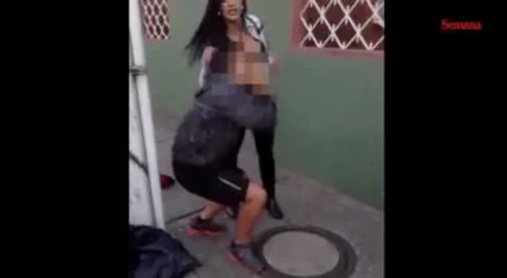 Colombiana obliga a su agresor a desnudarse (VIDEO)