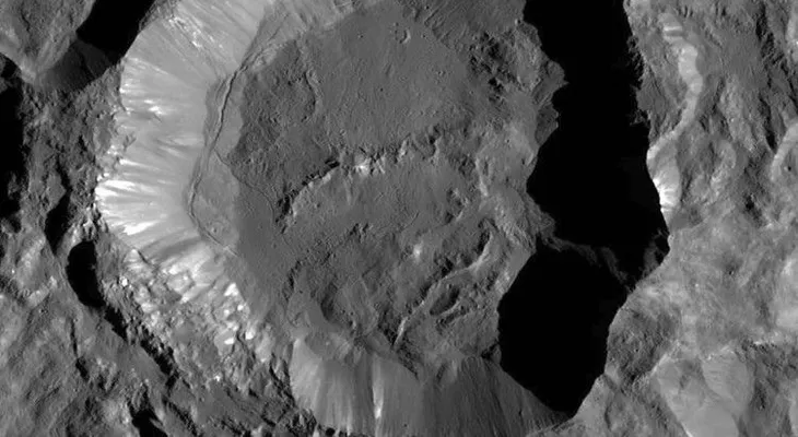 Hallan extrañas manchas blancas en el planeta enano Ceres