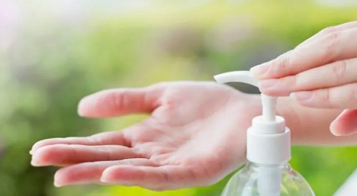 Cómo preparar un desinfectante natural para las manos