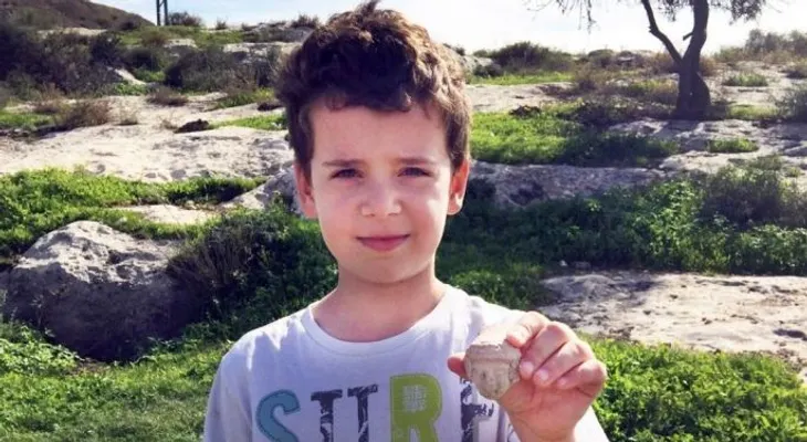 Un niño descubre una reliquia de 3 mil años en una ciudad bíblica