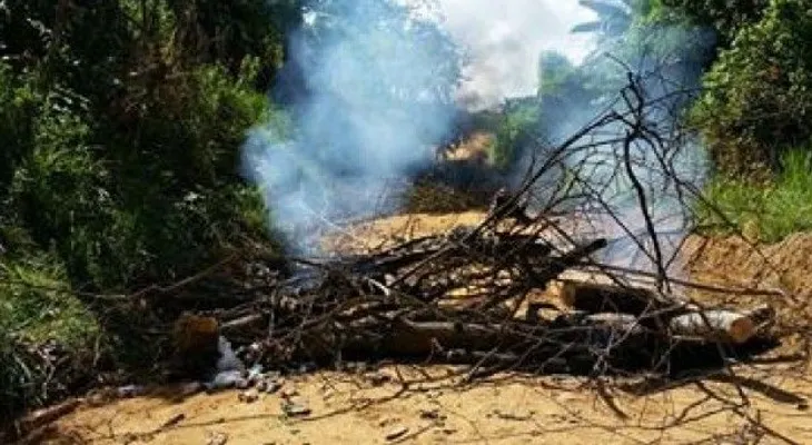 Protestan en comunidad de Loma de Cabrera por mal estado de carretera