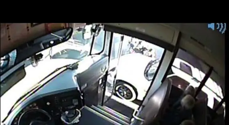 Video: tres niñas se salvan de milagro de ser atropelladas por autobús
