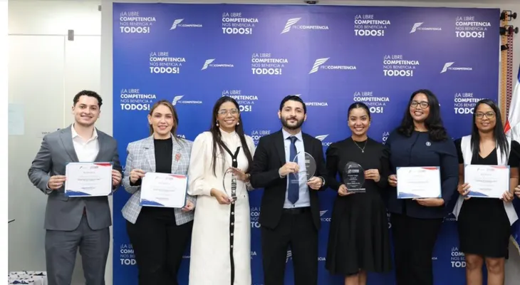 ProCompetencia premia ganadores de concurso de ensayos