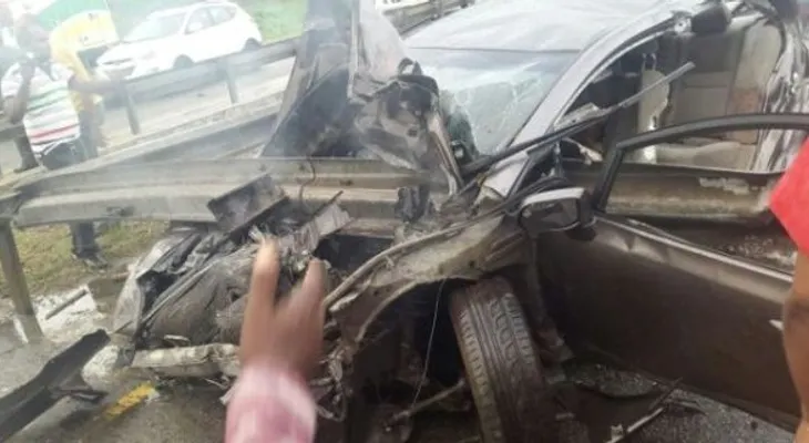 Un hombre muere y otro resulta herido al estrellarse vehículo en Autovía del Este