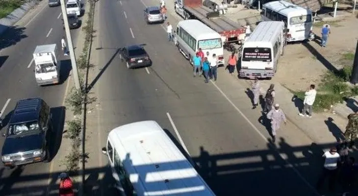 Bloquean autopista por incursión de rutas autobuses