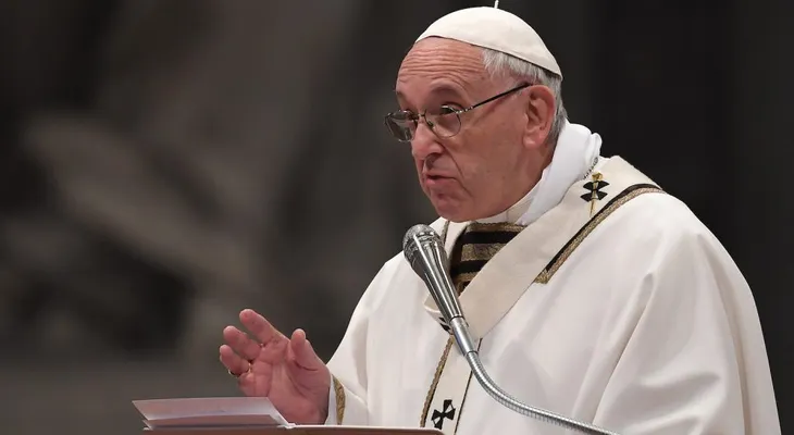 El papa sufre una caída mientras regresaba a su residencia, pero está bien, afirma portavoz del vaticano
