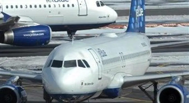 Los precios de pasajes aéreos siguen por las nubes 
