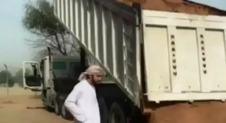 El príncipe de Dubái Hamdan bin Mohammed Al Maktoum, ayuda a un camión atascado en pleno desierto (VIDEO)