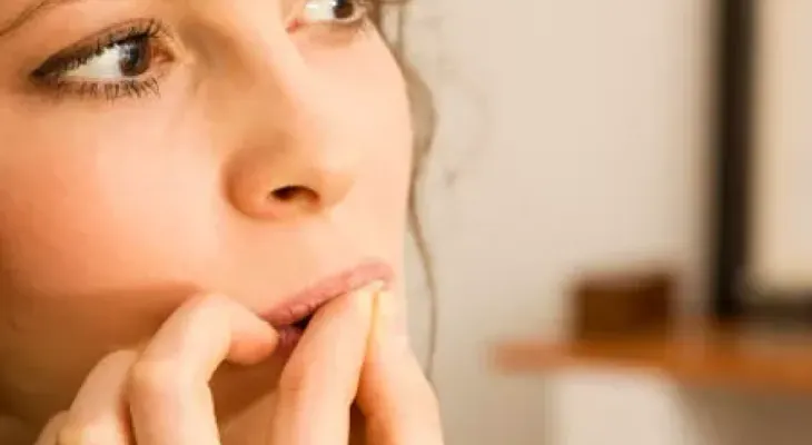 Onicofagia: el hábito de morderse las uñas que deteriora los dientes de forma permanente