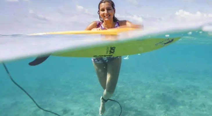 La surfista brasileña Maya Gabeira fue reconocida como nuevo récord del mundo Guinness
