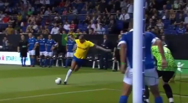 Rivaldo intentó un tiro de lujo y quedó en ridículo en el Mundial de Leyendas
