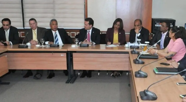 Rechazan anuncio del Gobierno de que no habrá aumento salarial para 2017