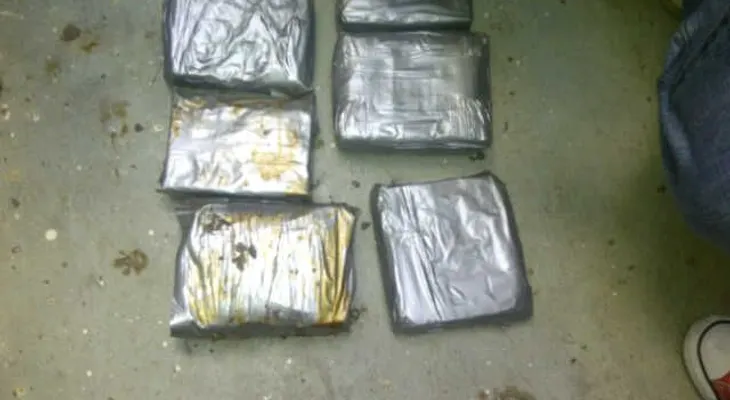 DNCD decomisa cinco paquetes de cocaína y apresa tres personas