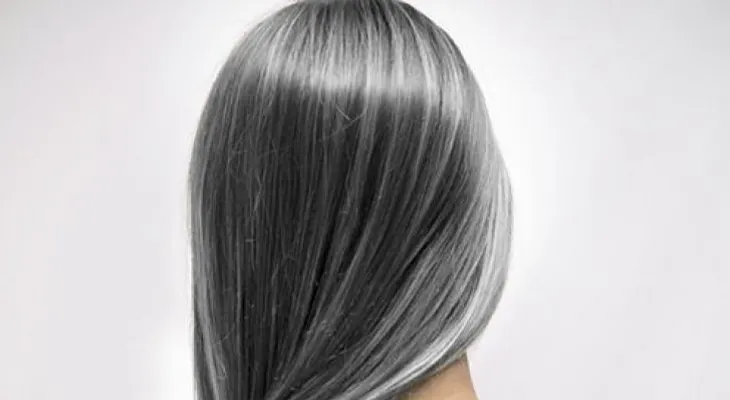 A las mujeres les suelen salir canas después que a los hombres. 